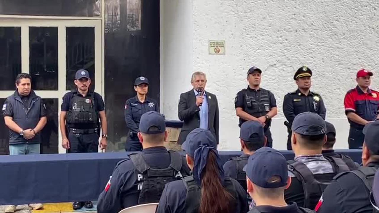 Entrega José Luis Urióstegui uniformes a policías y bomberos