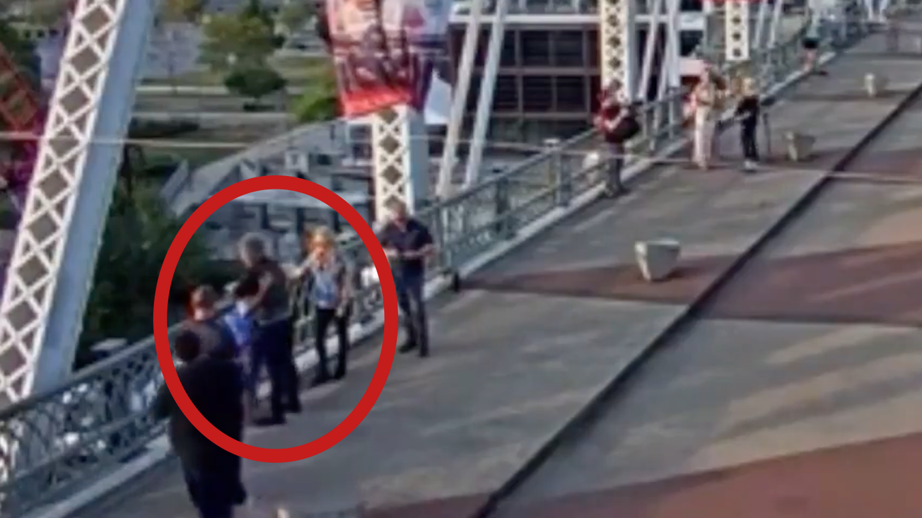 Jon Bon Jovi evita que una mujer se arroje de un puente en Nashville