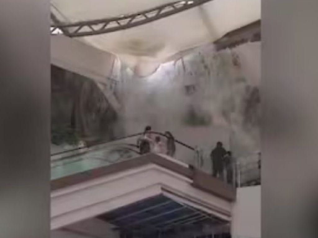 Colapsa Techo de Centro Comercial en San Pedro Garza por Fuertes Lluvias