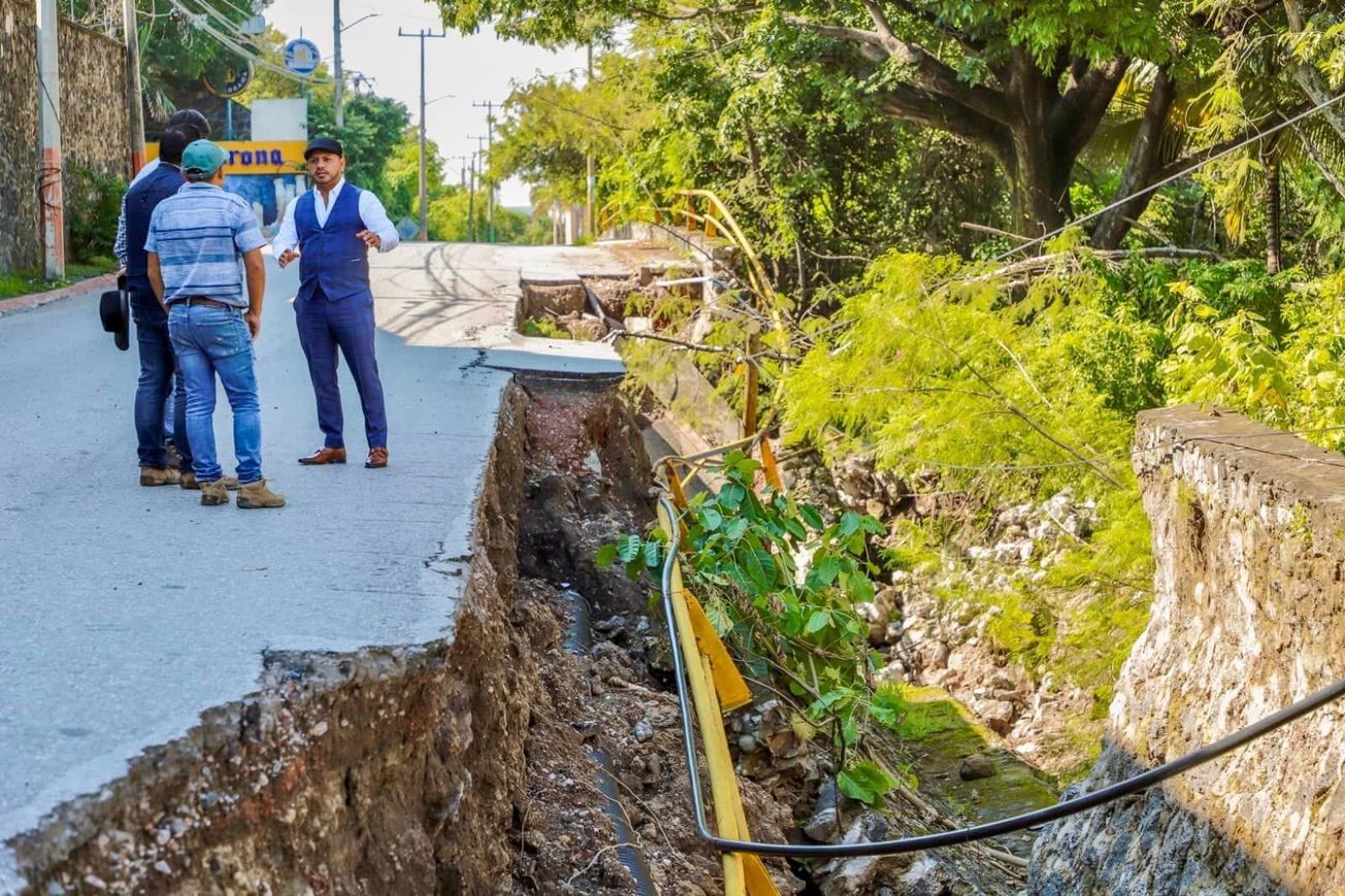 Chalo Flores evalúa daños en el camino de acceso a Xochitepec