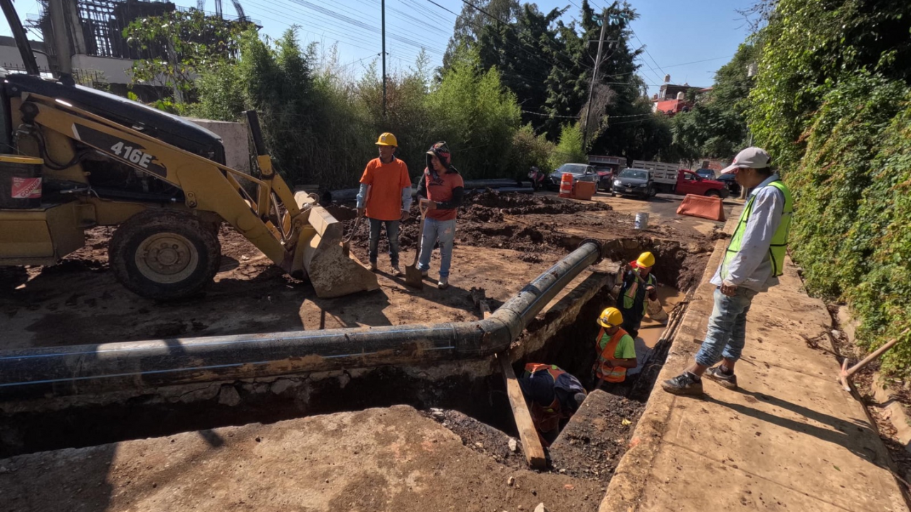 Resuelve Secretaría de Desarrollo Urbano desperfecto que afectaba abasto de agua en Lomas de Ahuatlán