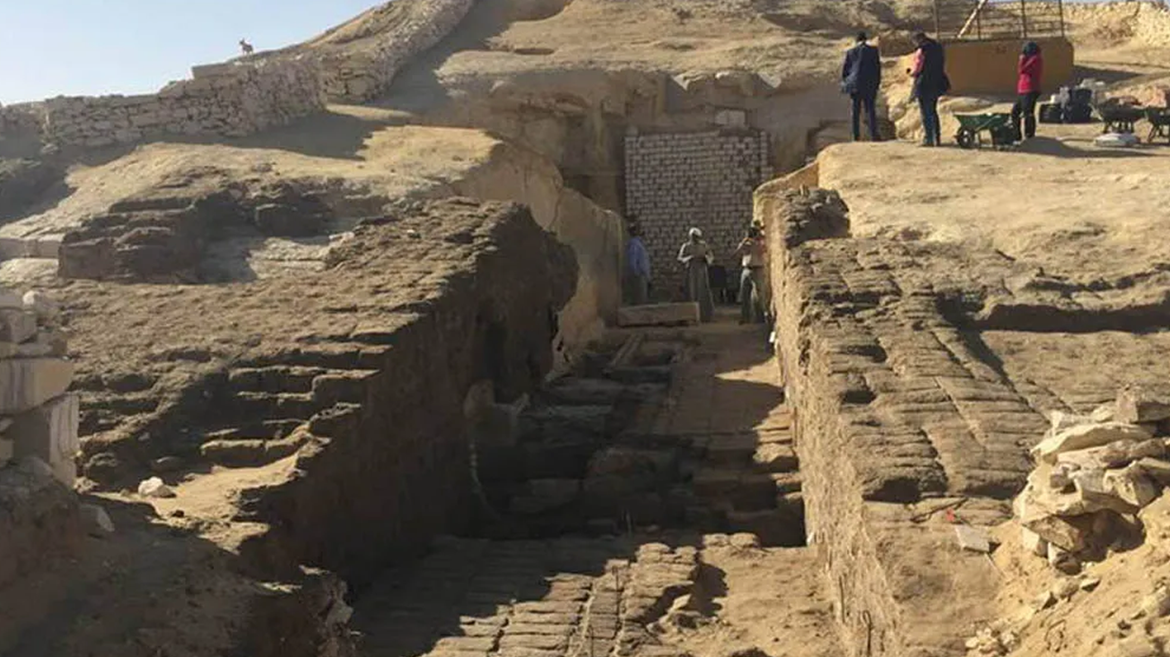 Descubren templo intacto de más de 50 metros en el sur de Egipto