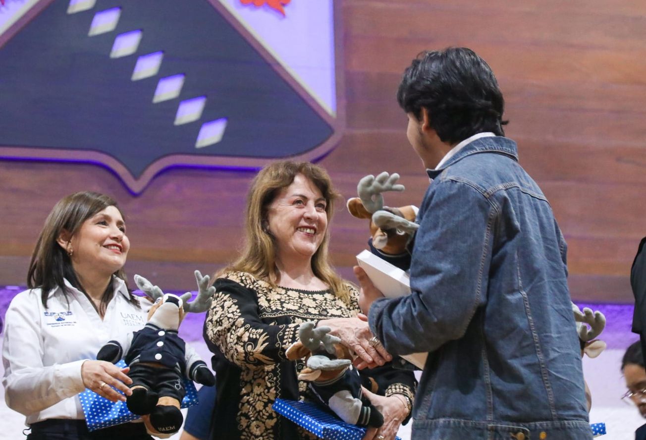 Margarita González Saravia reconoce el talento juvenil en la UAEM