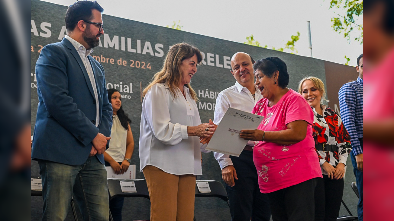 Gobernadora entrega escrituras públicas a 650 familias morelenses