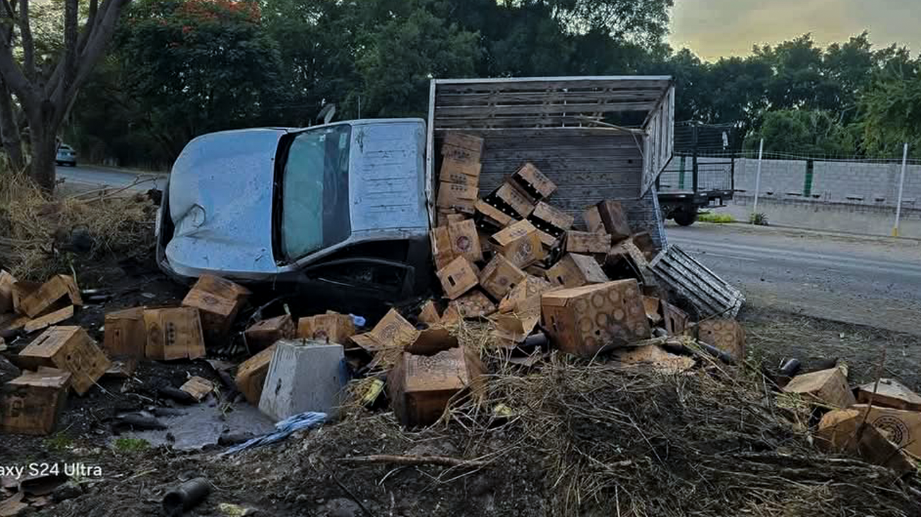 ¿Sed? Camioneta con cerveza vuelca en la Cuernavaca-Cuautla