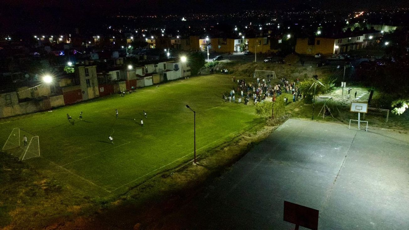 Chalo Flores entrega iluminación de canchas en Villas De Xochitepec