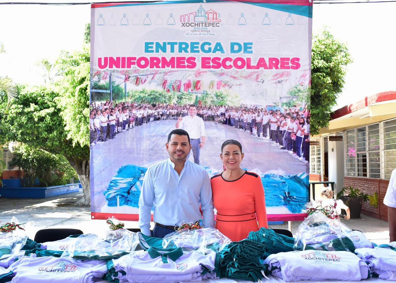 Chalo Flores entrega 1,300 uniformes deportivos a estudiantes
