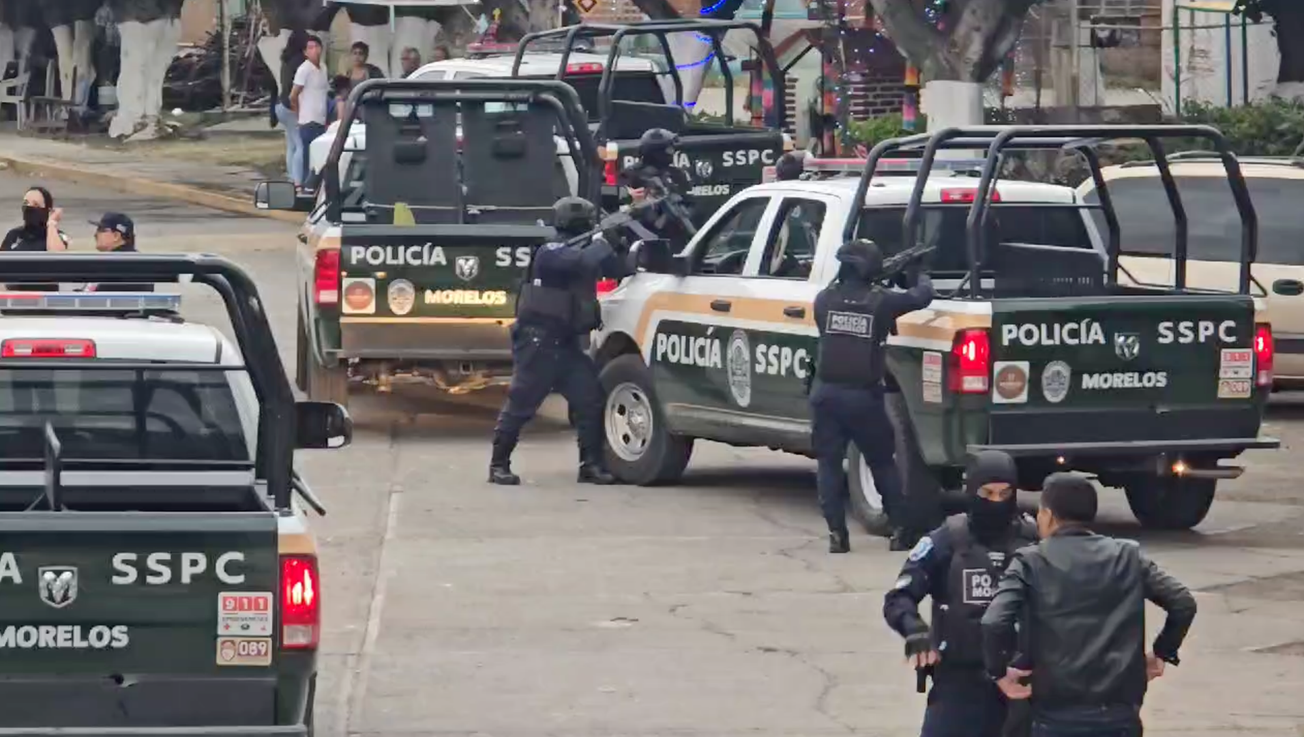 Policías rodean un edificio en la campestre de jiutepec