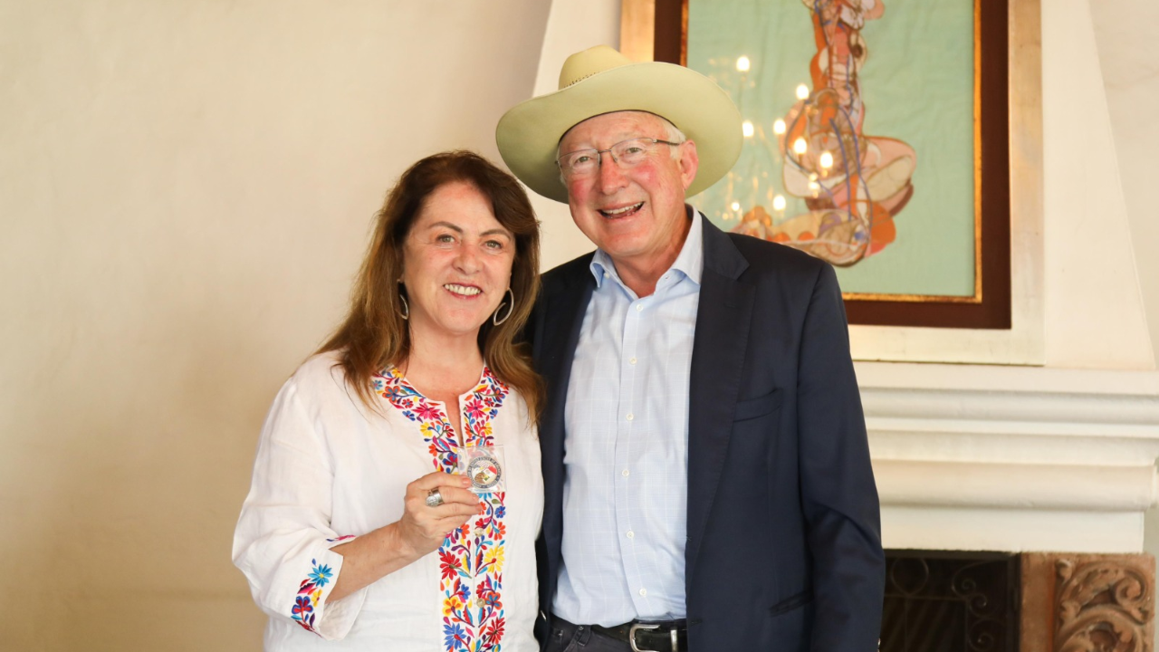 Recibe Margarita González Saravia al embajador de Estados Unidos, Ken Salazar 