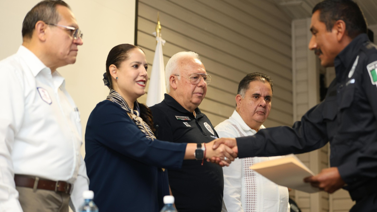 Entrega de certificados a policías