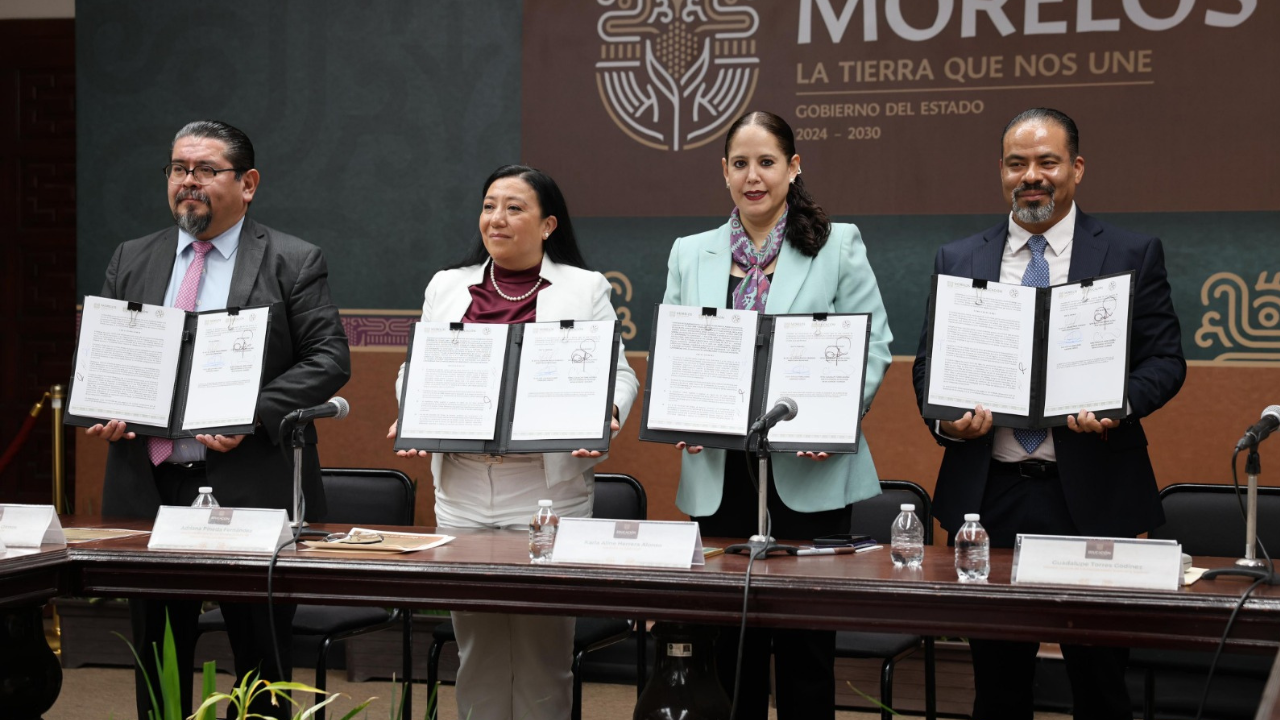 Firma de convenio.