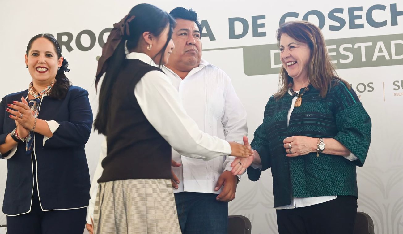Margarita González Saravia entrega sistema pluvial en secundaria de Coatetelco