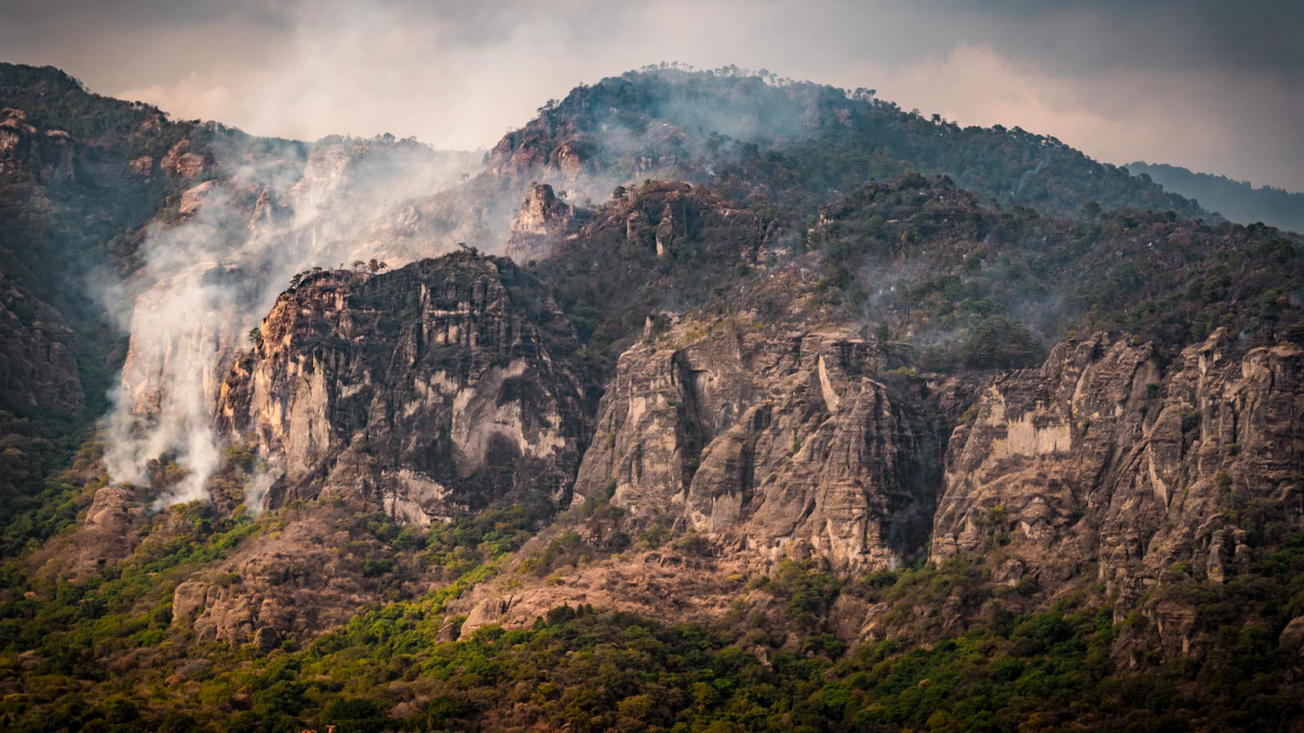 Autoridades reportan un 70 % del fuego controlado en Tepoztlán