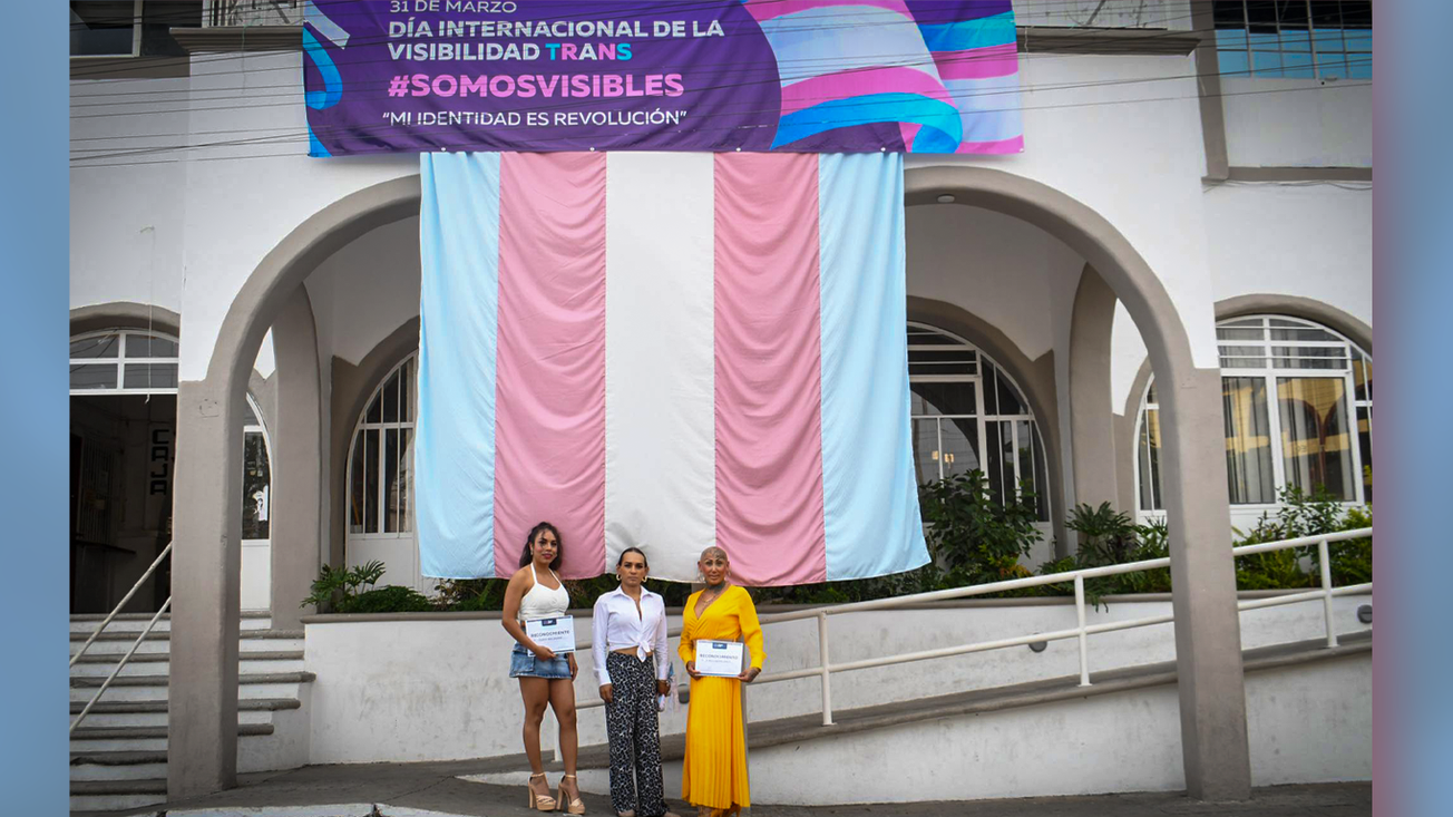 Jiutepec conmemora Día de la Visibilidad Trans y coloca con orgullo la bandera