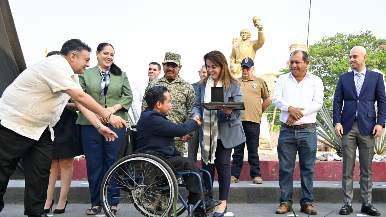 Margarita González Saravia reconoce a Morelenses de excelencia
