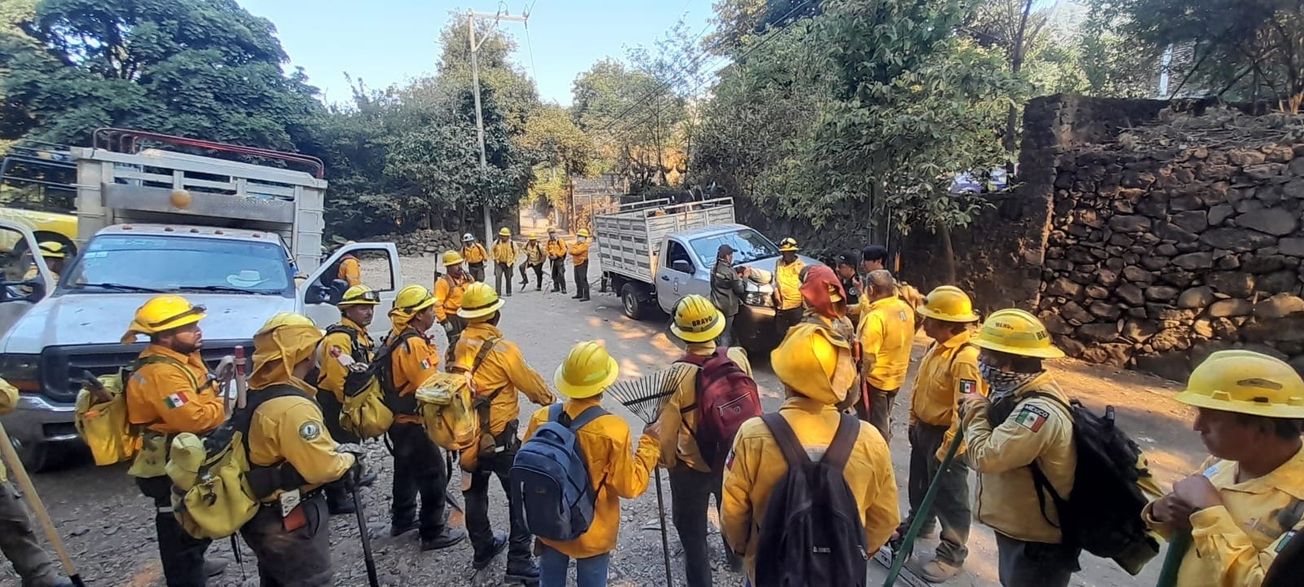 Brigadistas combaten incendio en “Las Tirolesas”, Tepoztlán