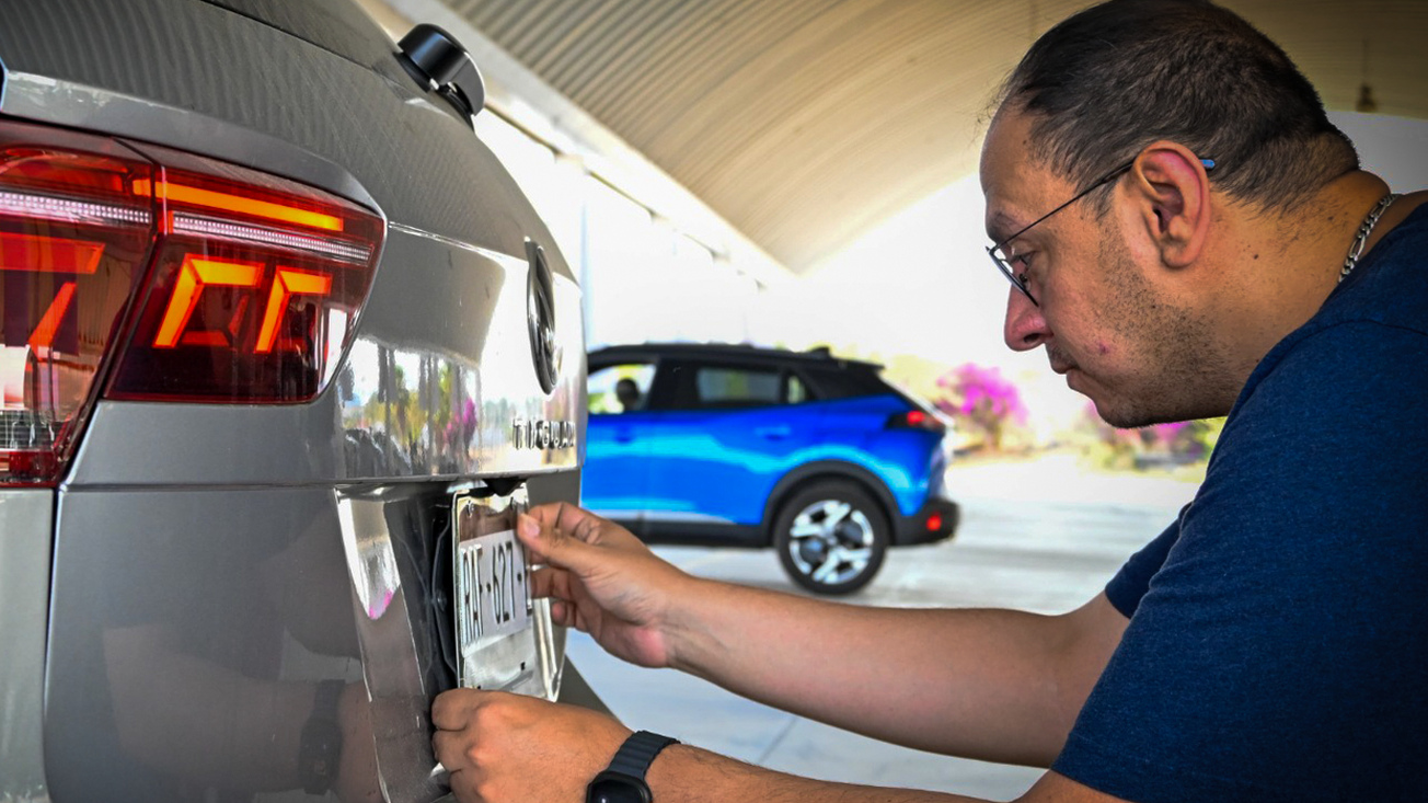 Automovilistas aprovechan el fin de semana para actualizar sus placas