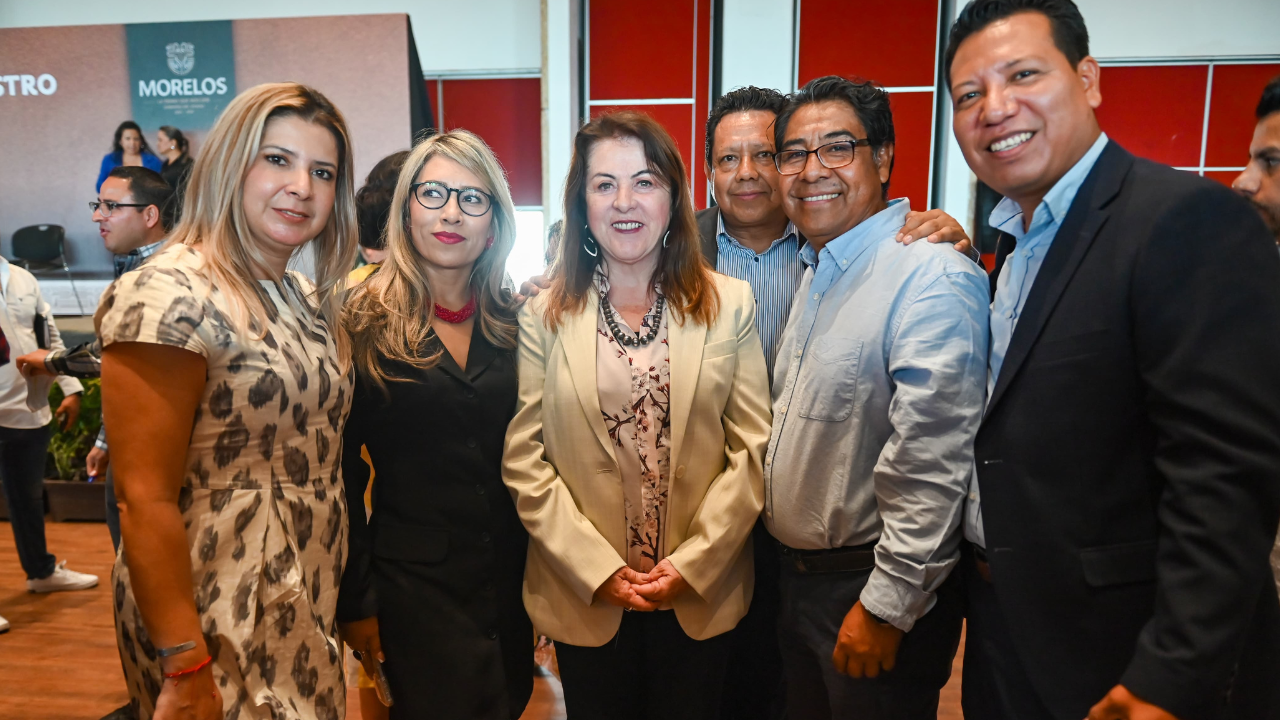 Felicita Margarita González Saravia a maestras y maestros por destacada labor en Morelos