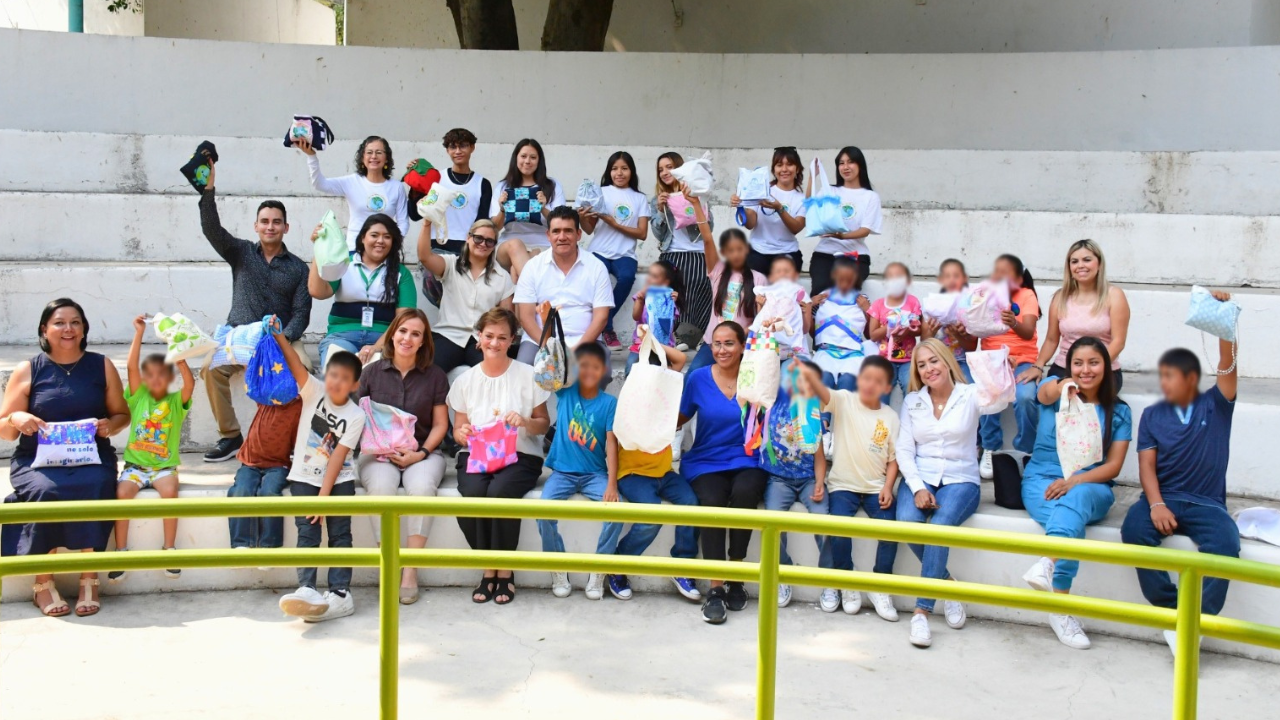 Amor y moda: Estudiantes de UTEZ donan prendas de vestir a niñas y niños de SEDIF