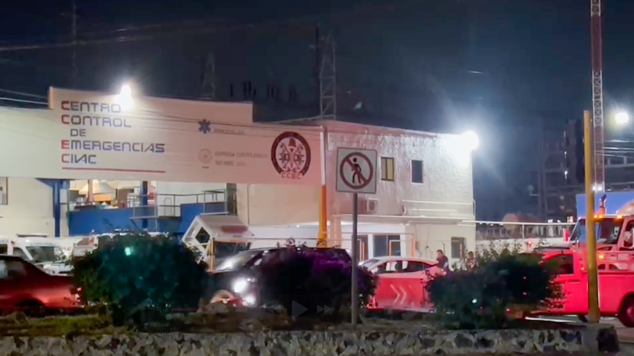 Muere mujer frente a estación de bomberos de Civac