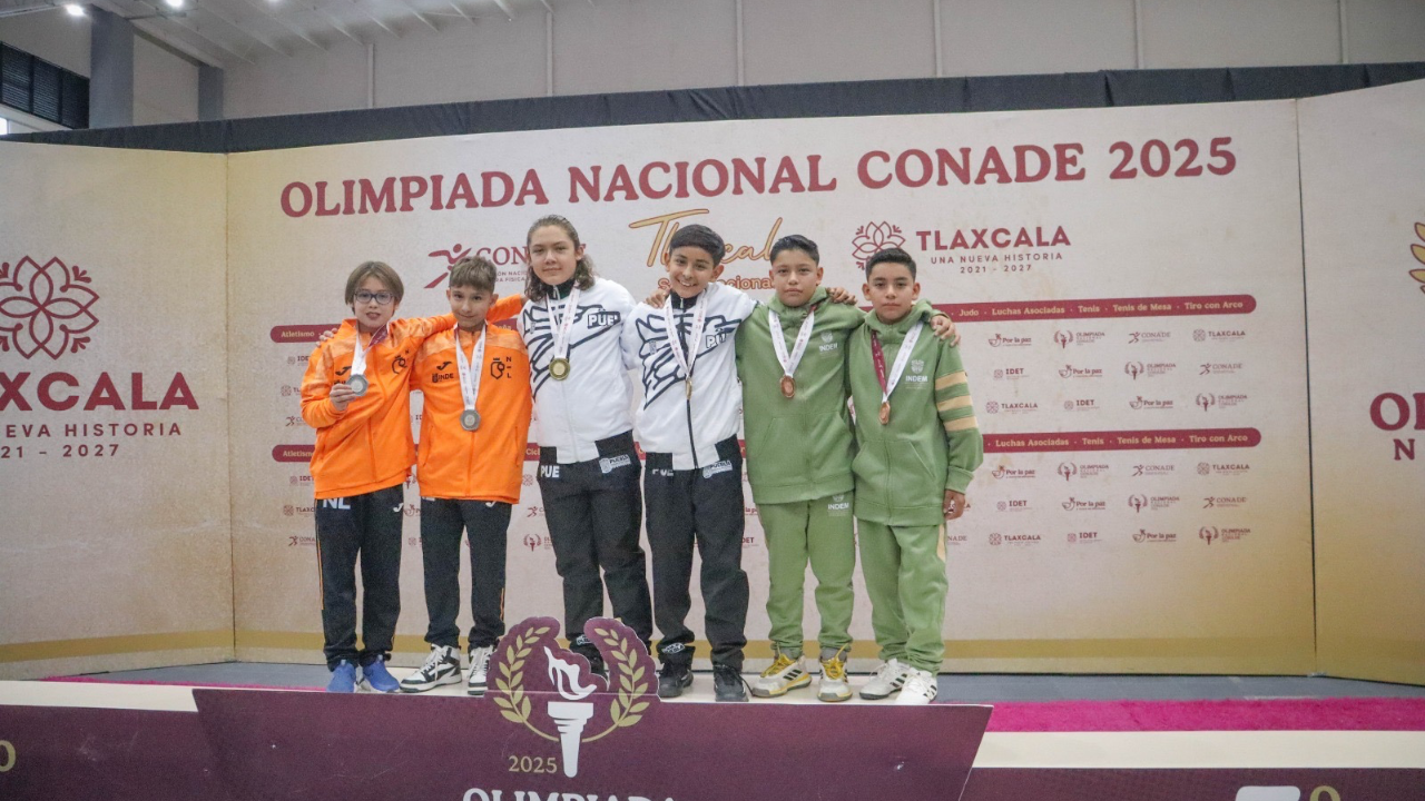 Reciben gimnastas medalla histórica para Morelos