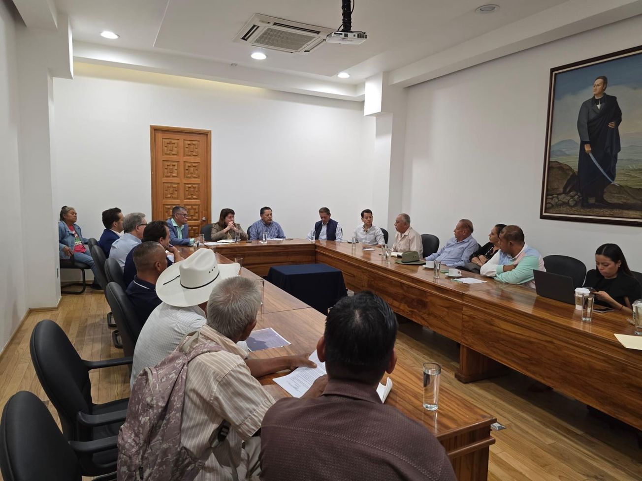 Dialoga Gobernadora con campesinos que exigen indemnización de tierras
