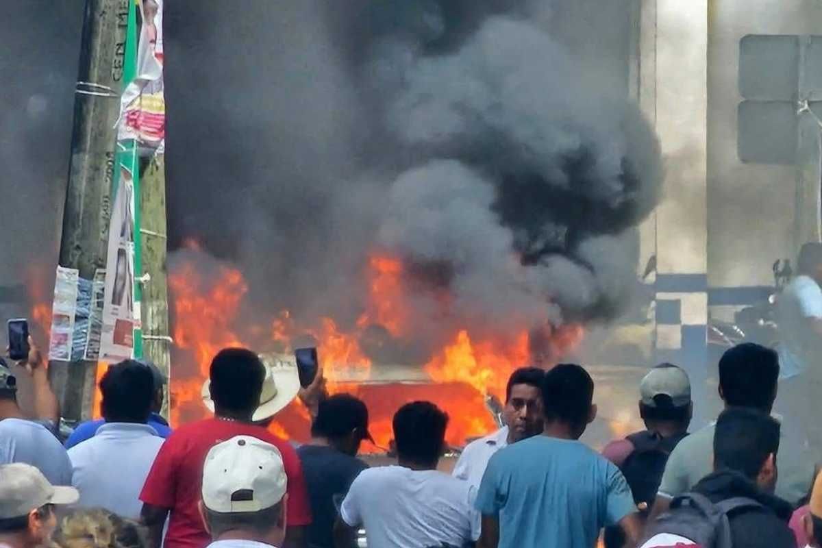 Pobladores amarran a agentes de tránsito y queman patrullas en Veracruz