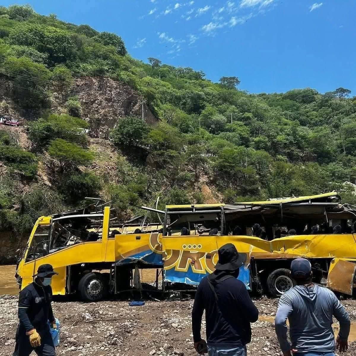 Buscan a familiares de lesionados en accidente de autobús línea Oro en Tlapa-Cuernavaca