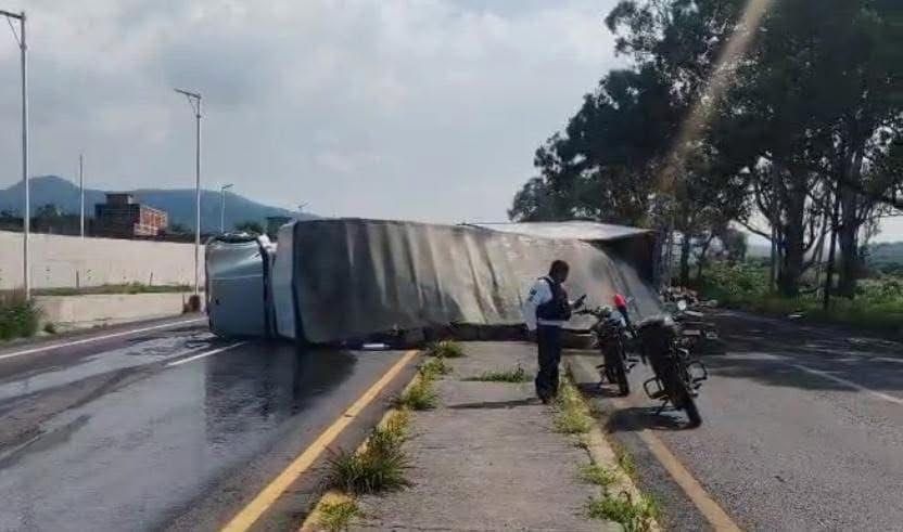 Tres personas fallecidas en volcadura de camión en Atlatlahucan