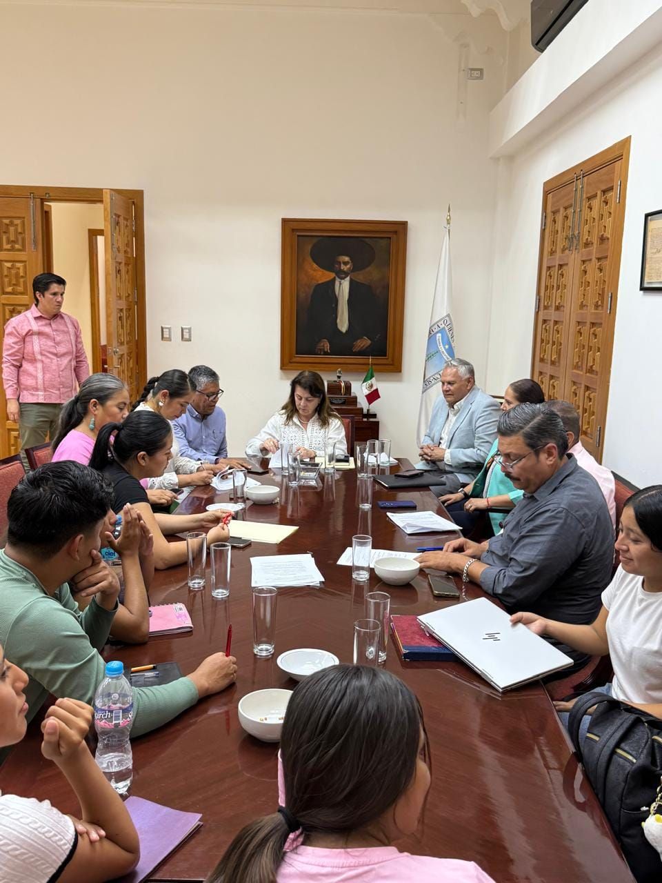 Margarita González Saravia recibe a estudiantes de la Escuela Normal Rural de Amilcingo en un encuentro histórico