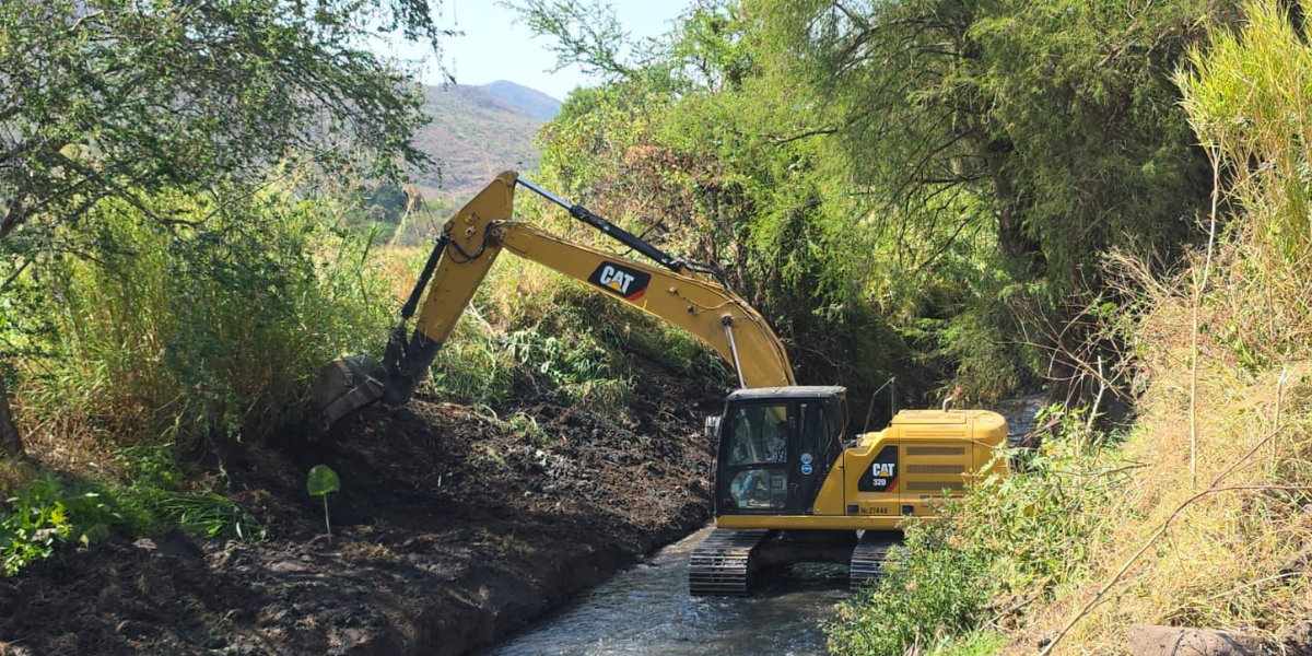 Avanza desazolve en barranca de Emiliano Zapata