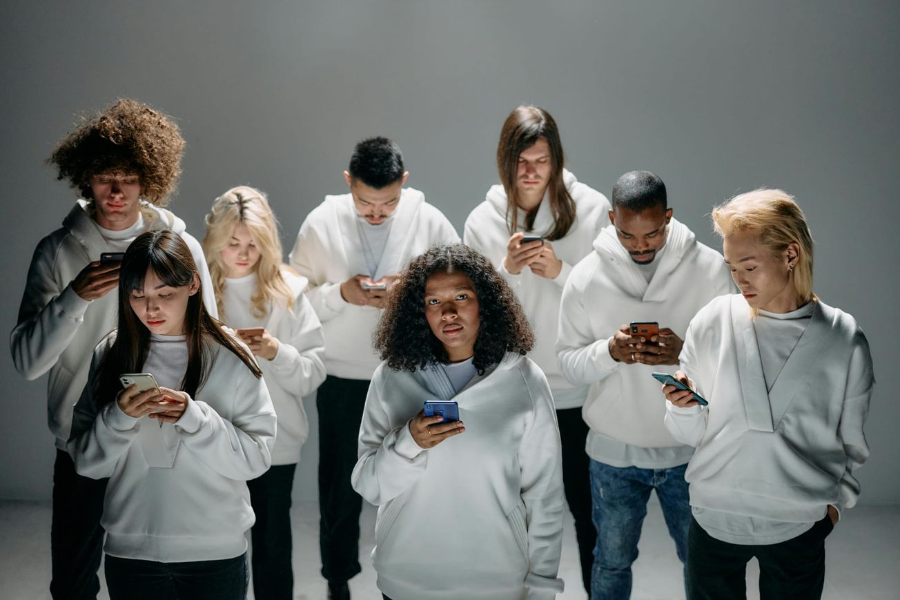 La mentira como moneda y la adicción a la validación: vidas de mentira en la sociedad red