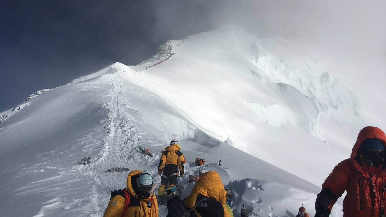 El Everest rompe récord con 274 ascensos en un solo día