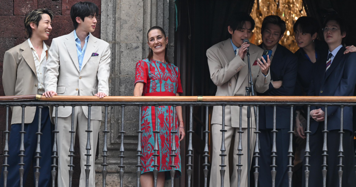 Sheinbaum provoca euforia en el Zócalo al presentar a BTS desde Palacio Nacional