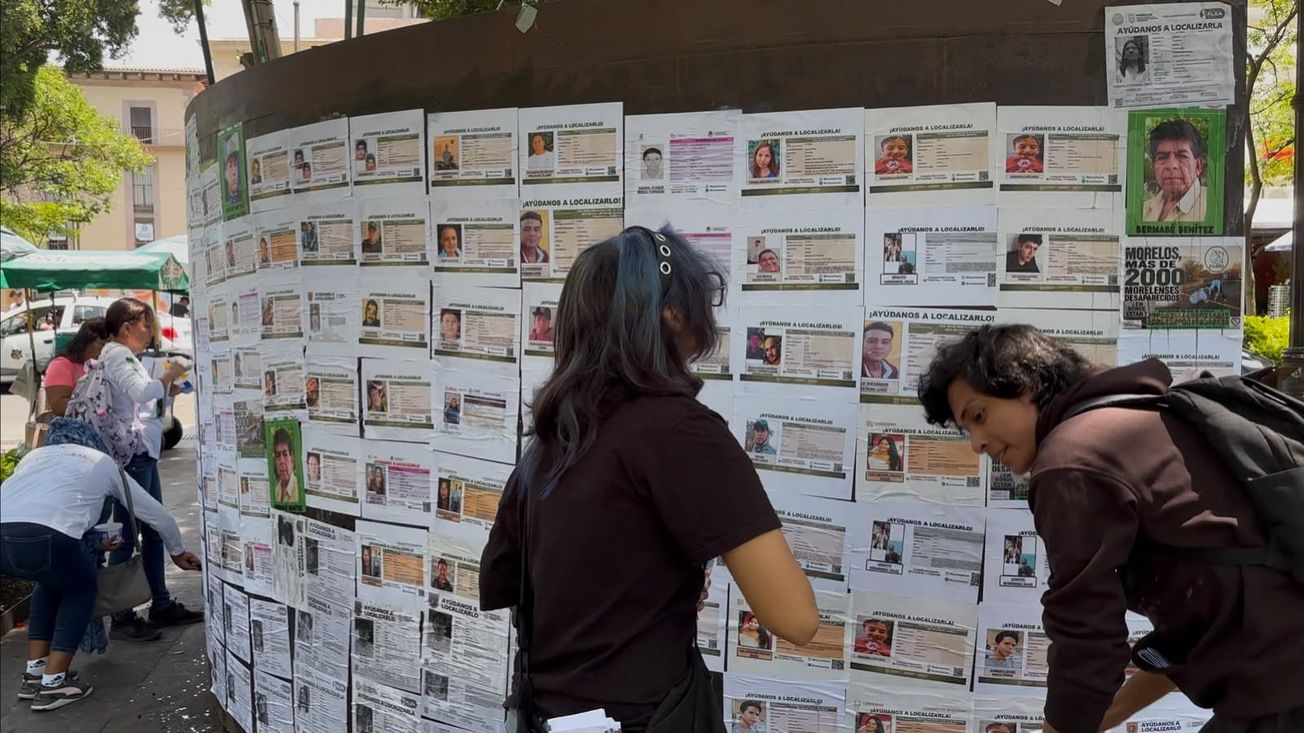 Buscadoras realizan pega de fichas para visibilizar crisis de desapariciones