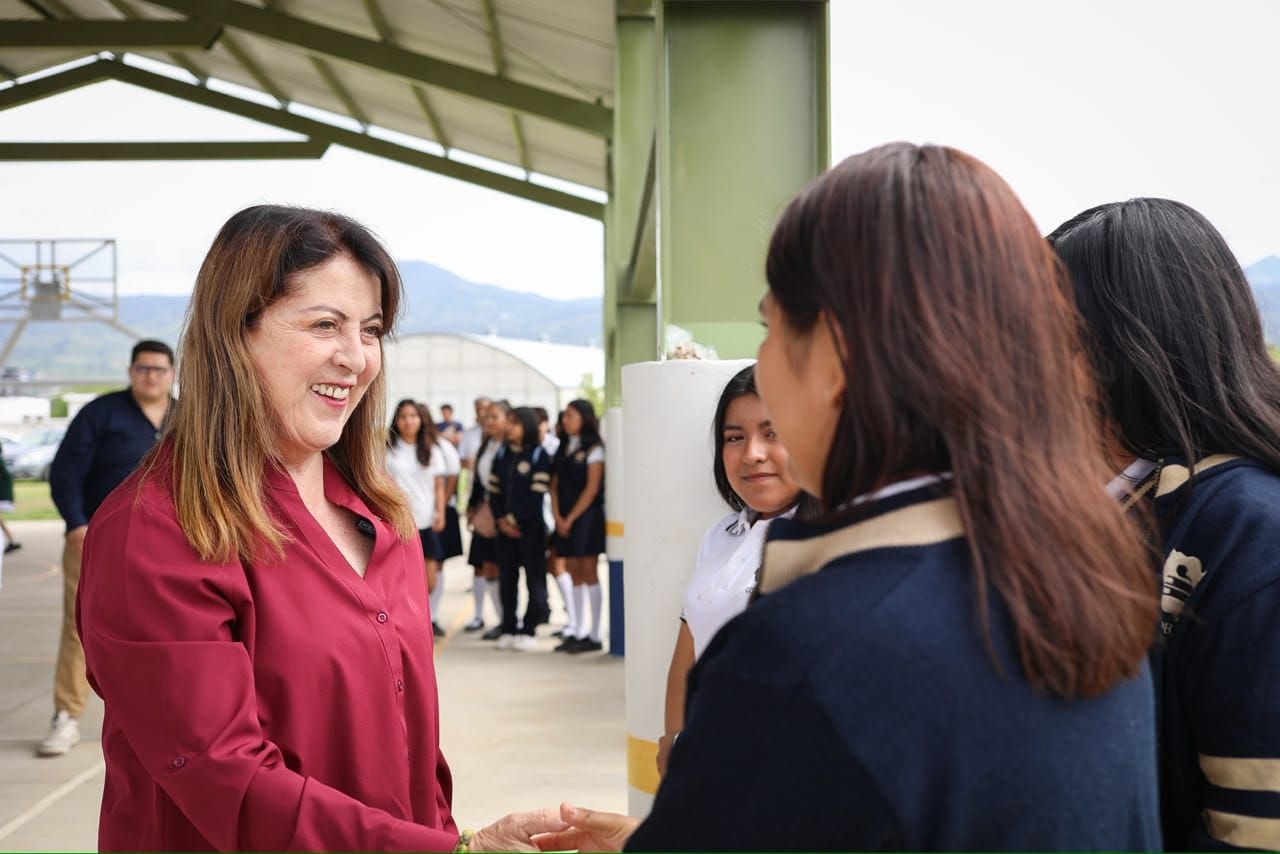 Entrega Margarita González Saravia nueva cancha techada en Totolapan