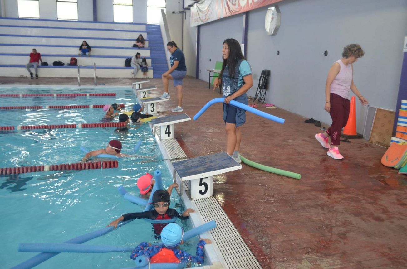 Indem mantiene abiertas las inscripciones para clases de natación en el Centenario
