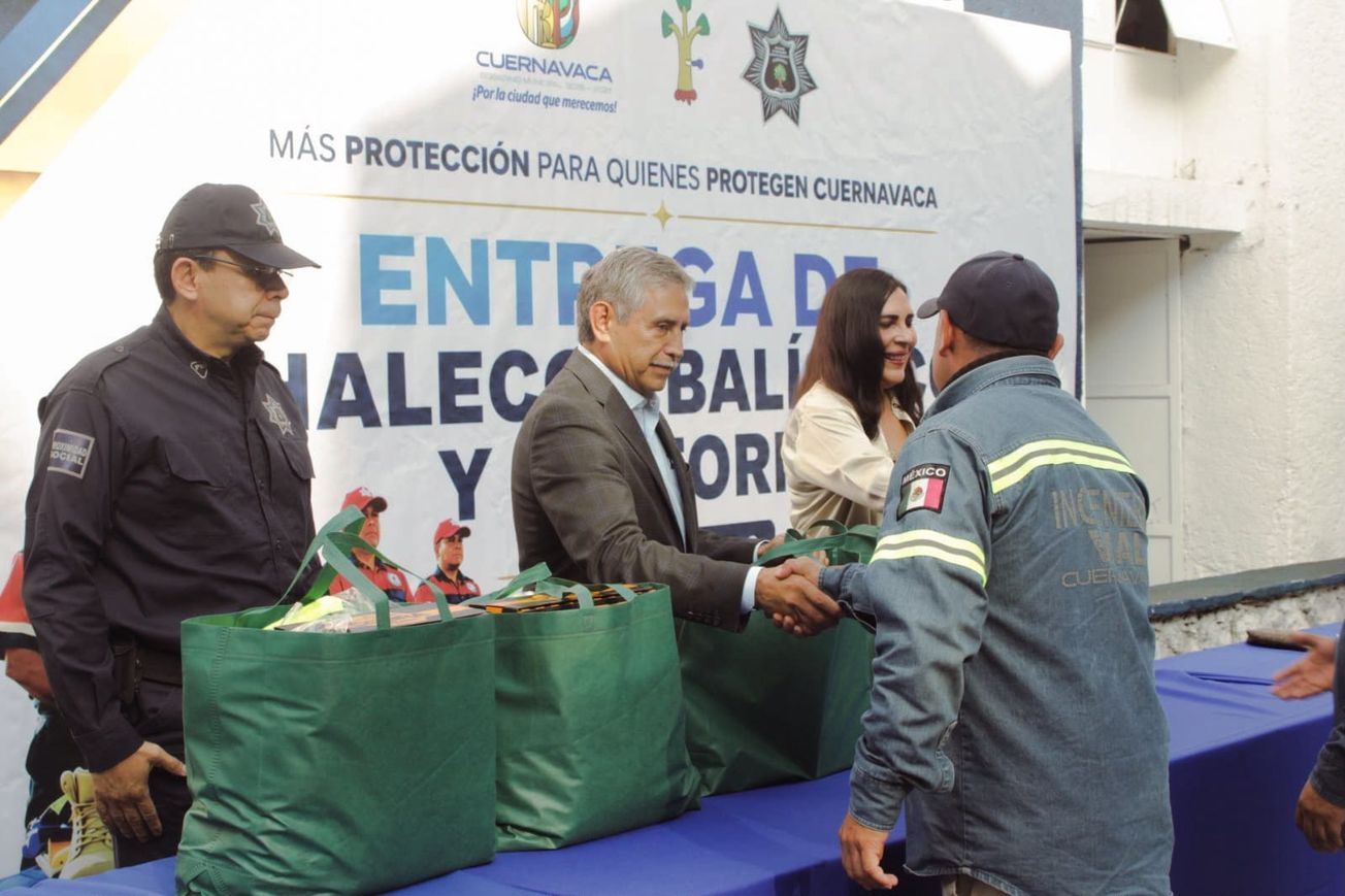Cuernavaca entrega 704 uniformes y 80 chalecos a la SEPRAC