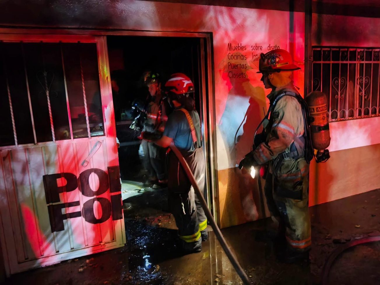Hombre queda atrapado en incendio dentro de una carpintería