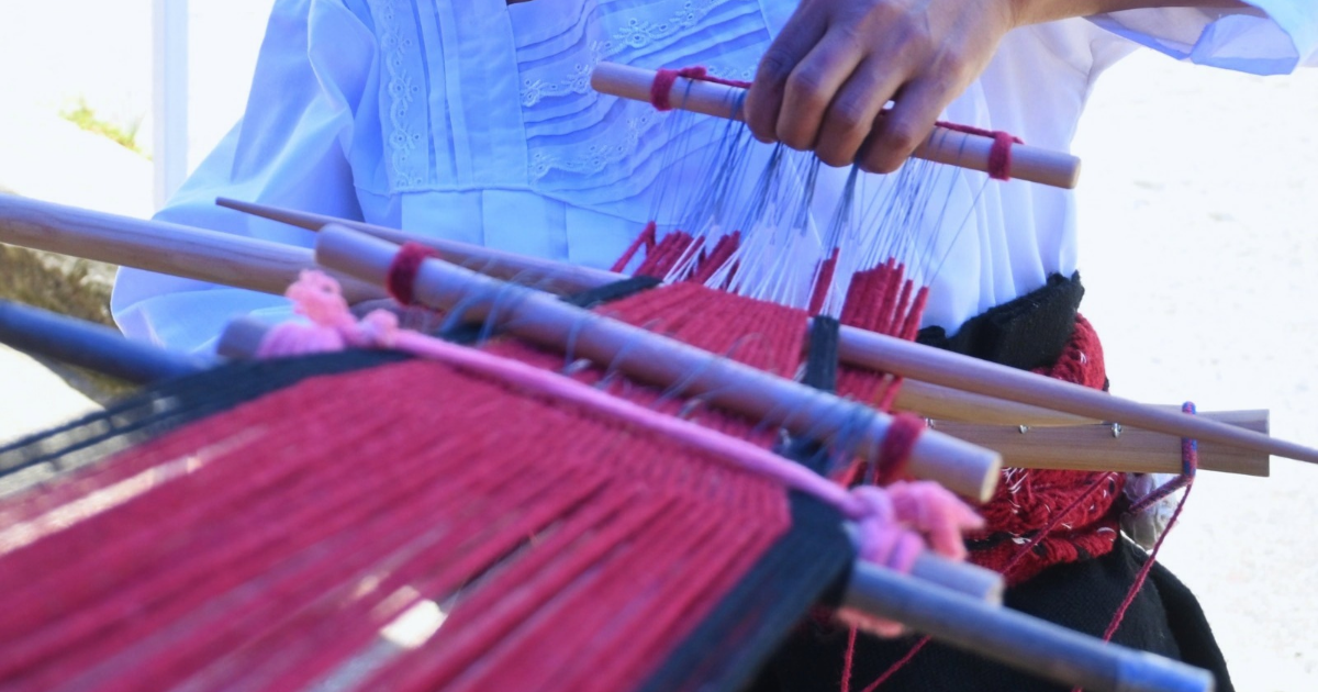 Hueyapan recupera la tradición de las fajas tejidas