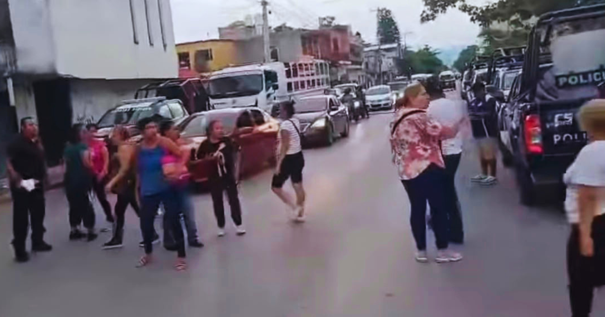 Familiares bloquean carretera tras riña en cárcel de Jojutla