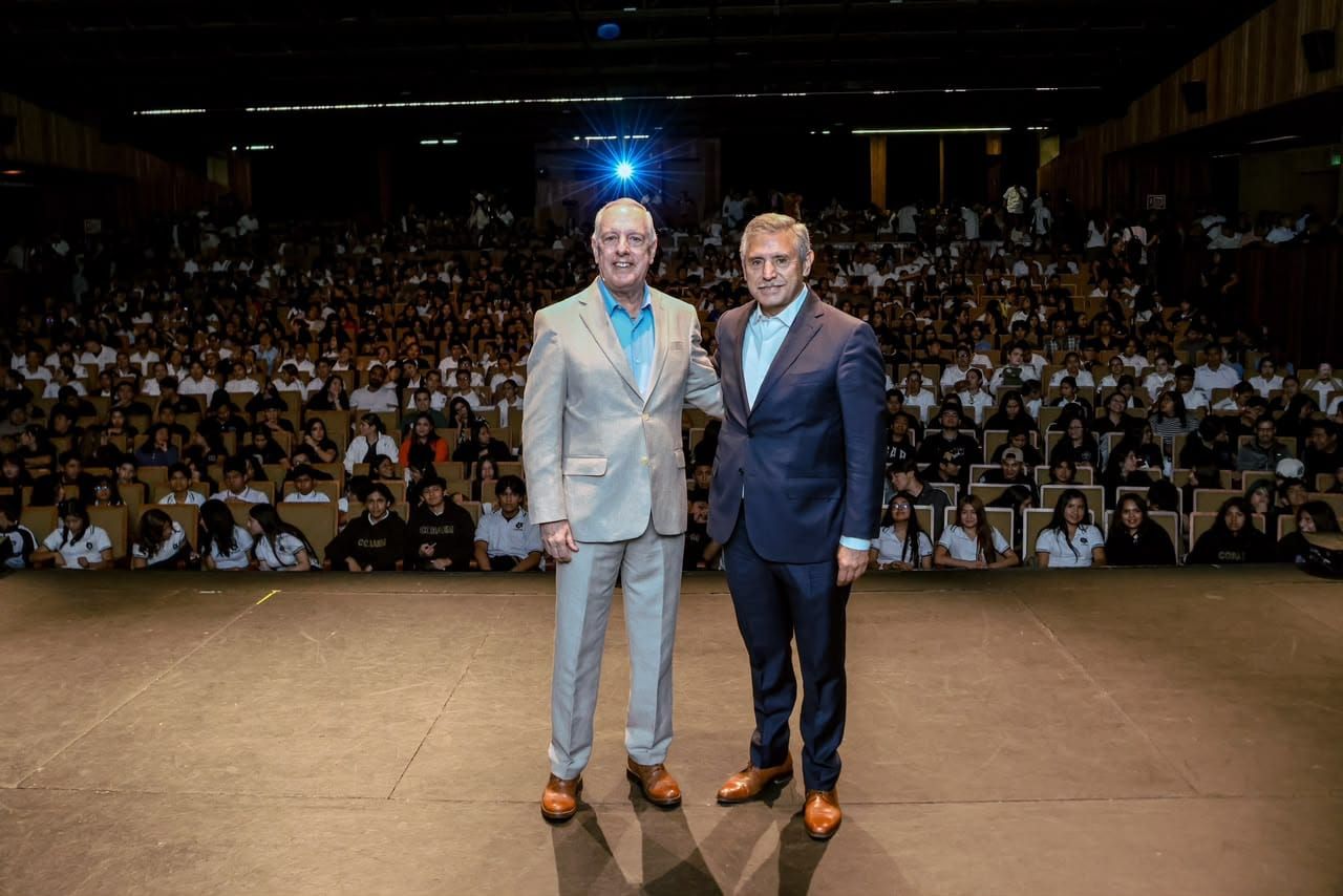 Arturo Brizio comparte experiencias con más de 700 jóvenes en Cuernavaca
