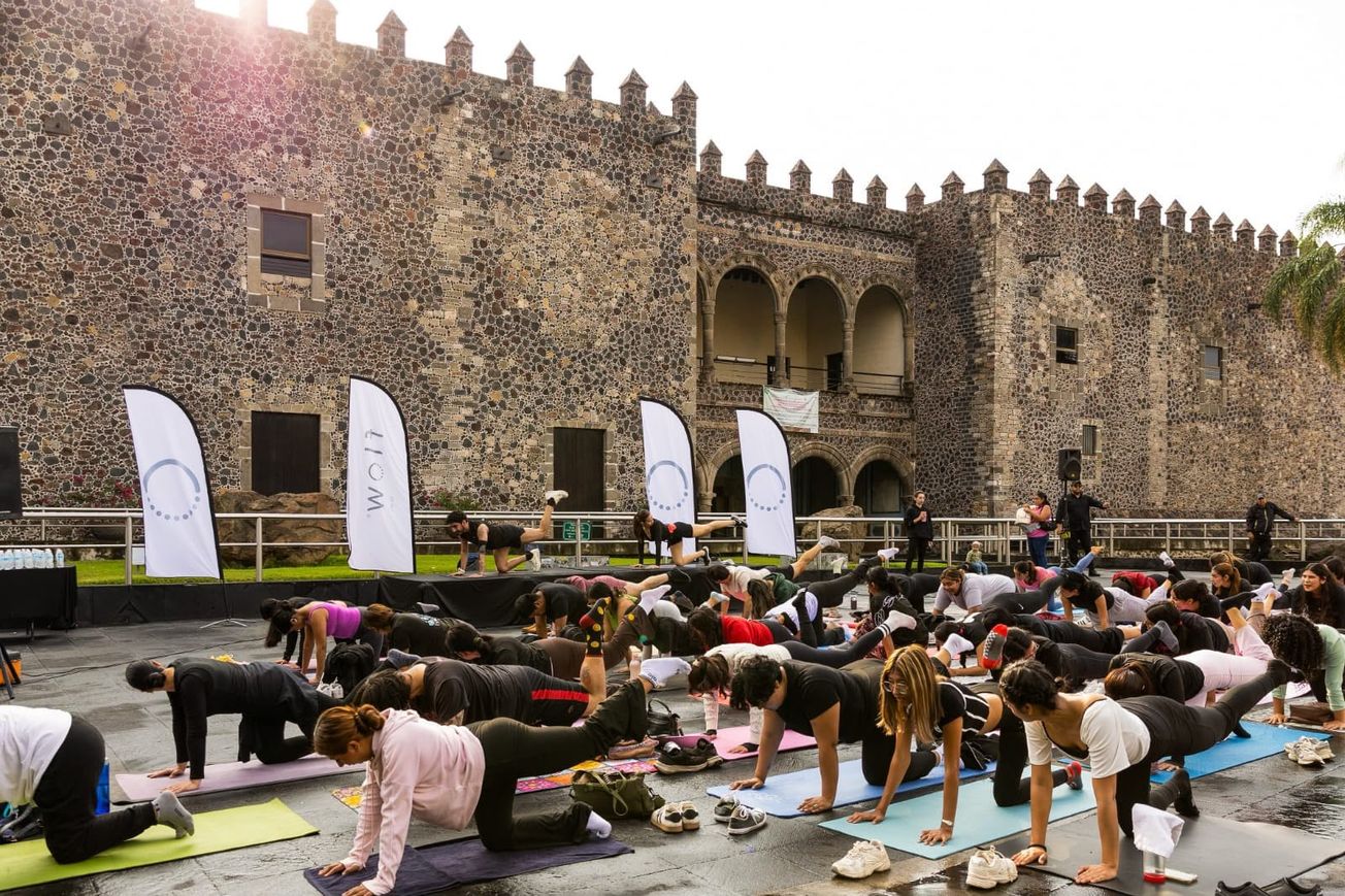 Más de 120 jóvenes participan en clase masiva de pilates en Cuernavaca