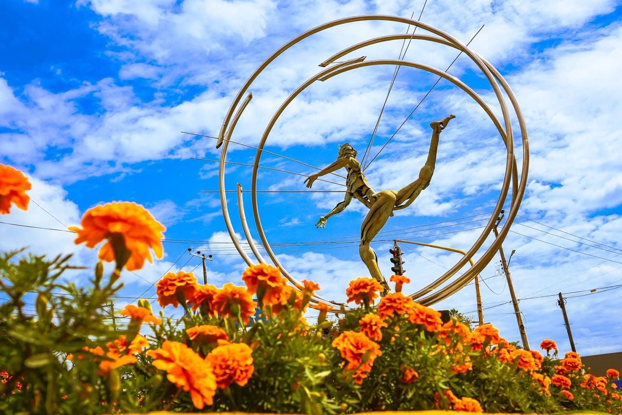 Cuernavaca adorna glorietas y monumentos con cempasúchil