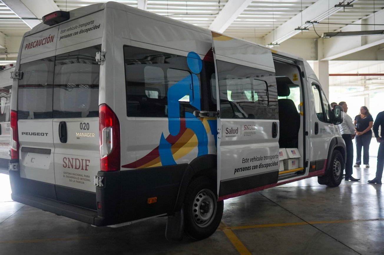 SEDIF entrega tres vehículos adaptados para personas con discapacidad en Morelos