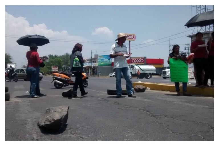 Bloquean padres carretera Cuautla-Yecapixtla