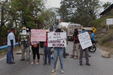 Aterriza en Cuernavaca avión que traslada a Nestora Salgado