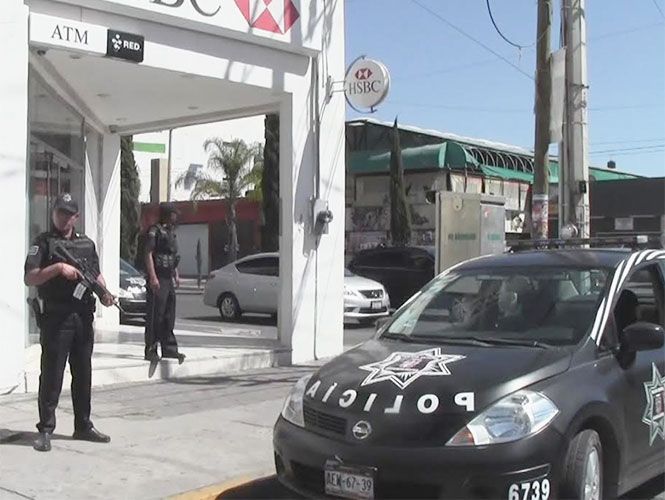 Van al banco con policías-escoltas en Aguascalientes