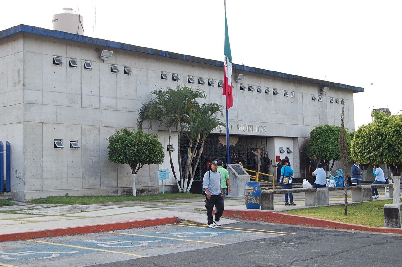 Denuncian familiares de presos abusos en Atlacholoaya