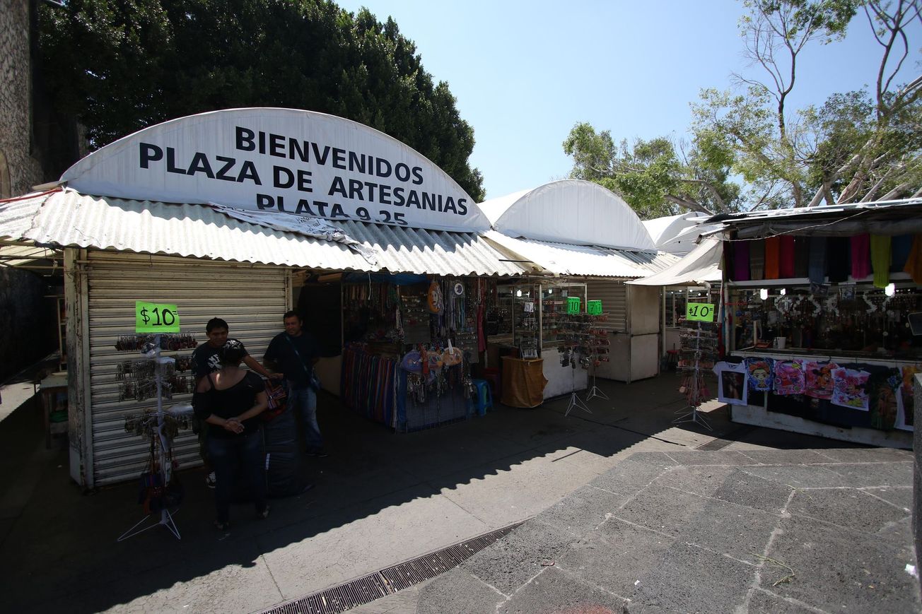 Buscan reubicar a vendedores del mercado de artesanías
